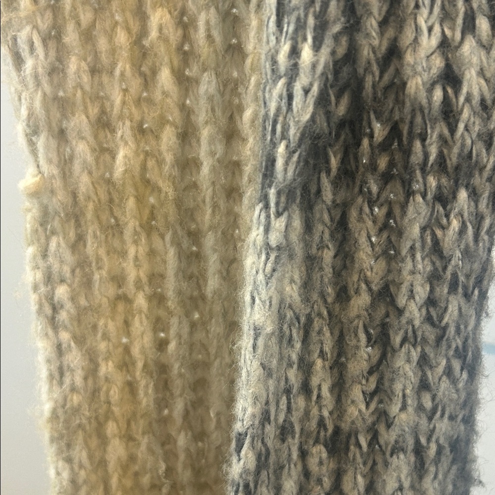 Handmade 2 Chic Knit Scarf in Gray and Cream - Picture 5 of 6